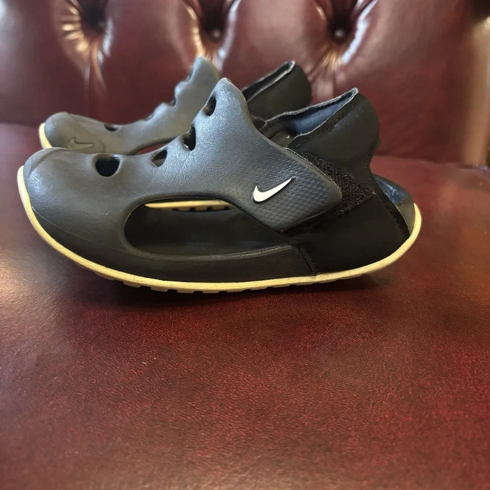Nike Childs Slip On Croc Style Shoes Strap Closure Size 9 Child Black Play Comfy